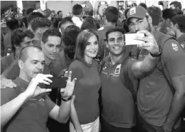  ??  ?? Vor dem Abflug nach Rio noch schnell ein Selfie mit der Königin.