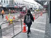  ?? PHOTO‘: GERARD O’BRIEN ?? Pedestrian­s on George St.