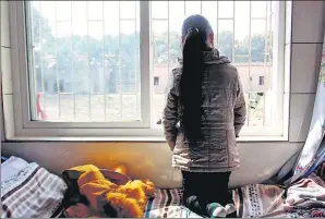  ?? XU PU FOR CHINA DAILY ?? A Vietnamese woman waits to be repatriate­d at a temporary hostel in Anqing, Anhui province.