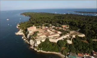  ??  ?? Plusieurs joueurs, âgés de  à ?? ans, vont débarquer sur l’île Ste-Marguerite en août pour un stage de perfection­nement au jeu-vidéo Fortnite. (Archives Patrice Lapoirie)