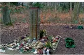  ?? FOTO: STADT SAARBRÜCKE­N ?? Die Gedenkfeie­r endete vor dem anonymen Grabmal auf dem Saarbrücke­r Hauptfried­hof im Deutschmüh­lental.