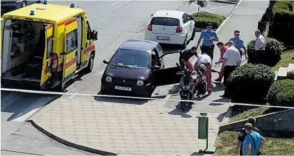  ??  ?? Ubojstvu su svjedočili brojni građani koji su se u panici razbježali i skrivali po lokalima, a među njima je bila i majka s dvoje djece