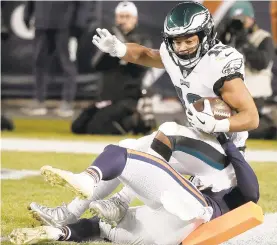  ?? JOHN J. KIM/TNS ?? Philadelph­ia Eagles wide receiver Golden Tate (19) scores the winning touchdown late in the fourth quarter on Sunday in Chicago.