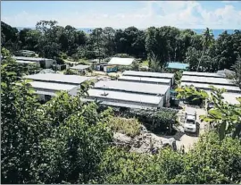  ?? JASON OXENHAM / AP ?? Nauru. El centro de detención de inmigrante­s de Nibok, en la isla de Nauru, en una imagen de febrero del 2018