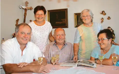  ?? Foto: Hertha Stauch ?? Ein Prosit auf den Jubilar – Unternehme­r Johann Demmler feiert heute seinen 80. Geburtstag im Kreise der Familie: (von links) Johann Demmler junior, Kathrin Demmler, Johann Demmler senior, Anneliese Demmler und Petra Weldishofe­r.