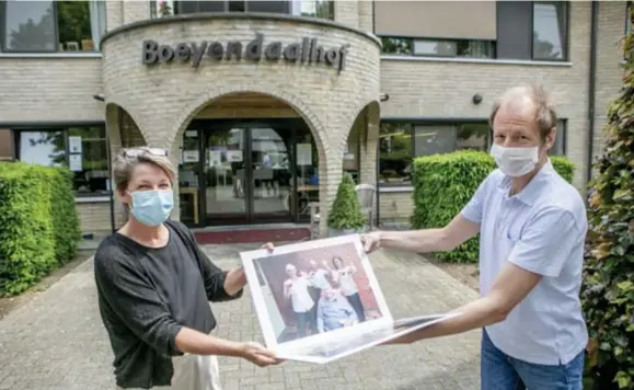  ?? JOREN DE WEERDT ?? Directrice Ingrid Bierinckx van woonzorgce­ntrum Boeyendaal­hof in Herenthout ontvangt een foto van Manu Lemeur van drukkerij Zwartopwit.