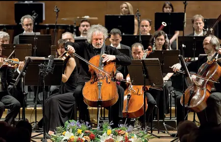  ??  ?? Sul palco
Mario Brunello, uno dei maggiori violoncell­isti italiani, grande interprete di Bach