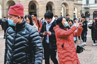  ??  ?? 2月初米蘭街頭還可見­戴口罩的亞洲遊客。(Getty Images)