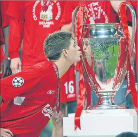  ?? FOTO: AP ?? Una noche épica para Gerrard Fue capital en la remontada de la Champions (2005)