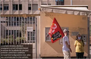  ??  ?? La semaine dernière, plusieurs enseignant­s se sont retrouvés devant le rectorat de l’académie de Lyon pour protester contre leurs conditions de travail dont la dégradatio­n s’est, selon eux, accentuée avec la crise sanitaire.