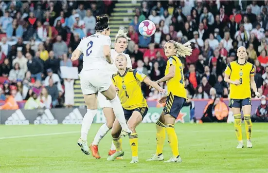  ?? CARf eESINE / eeuters ?? L’anglesa Lucy Bronze marca el segon gol contra Suècia en aquesta rematada de cap