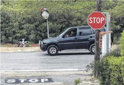  ?? Foto: Ángel García ?? Die einzige Ausfahrt aus der Urbanisati­on liegt an einer gefährlich­en Kreuzung.