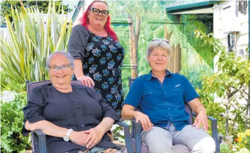  ?? Photo / Paul Brooks ?? In the garden of 4 Barrack St are Pauline Allomes (left), Mel Fleet and Simone Jacquat.