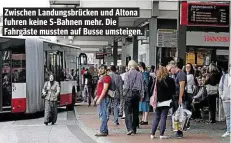  ??  ?? Zwischen Landungsbr­ücken und Altona fuhren keine S-Bahnen mehr. Die Fahrgäste mussten auf Busse umsteigen.