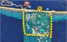  ?? THE OCEAN CLEANUP ?? Este dispositiv­o de limpieza, que consiste en una pantalla unida a una barrera flotante, barre la contaminac­ión de plástico en la superficie del océano como un “Pac-man gigante”. /