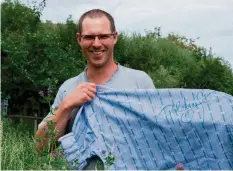  ??  ?? Walter Steiner versteiger­t ein Polo-Shirt für einen guten Zweck.