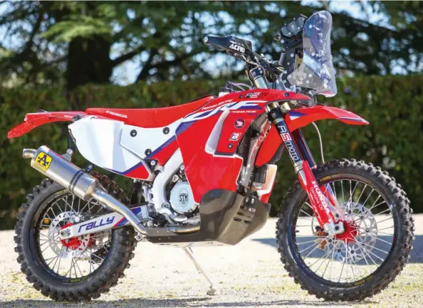  ??  ?? La base est une Honda CRF 450 RX modèle 2020 sur laquelle RS Moto greffe différents éléments de sa conception ou empruntés au catalogue rallye. L’emballage est aussi excitant visuelleme­nt que le contenu performant.