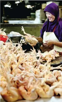  ?? DITE SURENDRA/JAWA POS ?? HARGA NAIK: Pedagang ayam potong Pasar Wonokromo memilah daging ayam.