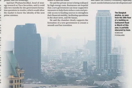  ?? SOMCHAI POOMLARD ?? The Bangkok skyline, as seen from the 29th floor of abuilding on Sukhumvit Road in March of this year, is partially obscured by haze.