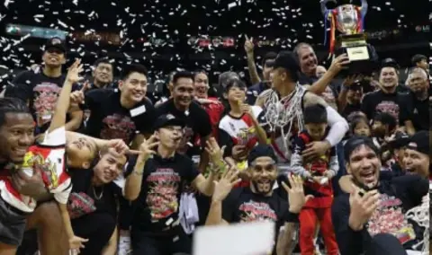 ?? ?? CHAMPS AGAIN.
San Miguel Beer team celebrates after a come-from-behind 104-102 win against Magnolia in Game 6 of the Commission­er’s Cup finals series at the Smart Araneta Coliseum in Quezon City on Wednesday (Feb. 14, 2024). It was the Beermen’s 29th PBA title. (Photo from PBA website)