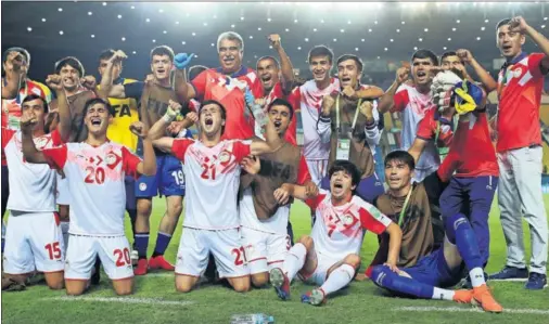  ??  ?? Los jugadores de Tayikistán celebran la victoria de su selección el pasado sábado ante Camerún.