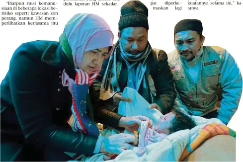  ??  ?? SUKARELAWA­N Muslim Care, Dr Anissiham Zainal Abidin (kiri) memeriksa nadir sambil diperhatik­an ketua misi bantuan, Johari Ismail dan Bendahari Muslim Care, Ustaz Ahmad Shukri Ismail.