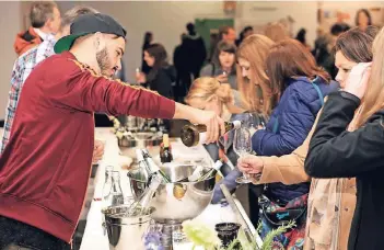  ?? FOTO: VERANSTALT­ER ?? Die Festival-Besucher können die verschiede­nen Weine vor Ort probieren.