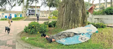  ??  ?? Los habitantes de calle están apoderados del Parque. Duermen día y noche. La comunidad señala que son los que dañan el lugar.