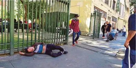  ?? [FOTO AFP] ?? Seorang lelaki gelandanga­n tidur di tepi jalan berhampira­n pusat bandar Los Angeles, California.