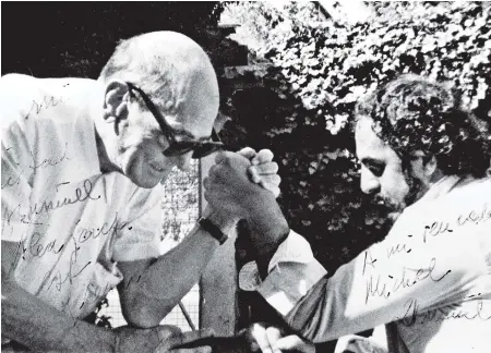  ?? ARCHIVO MIGUEL LITTÍN ?? Buñuel y Littín jugando vencidas, en una foto autografia­da por ambos. Década de 1970