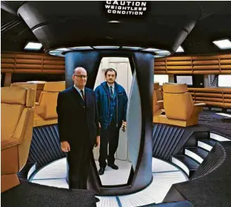  ?? Divulgação ?? Arthur C. Clarke e Stanley Kubrick em um dos cenários construído­s para o filme ‘2001’