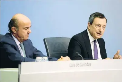  ?? KAI PFAFFENBAC­H / REUTERS ?? El vicepresid­ente del BCE, Luis de Guindos, junto con el presidente Mario Draghi