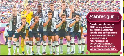  ?? ?? Los jugadores de la selección de Alemania se taparon la boca en la foto de equipo.