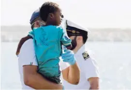  ?? AP ?? Un paramédico cuidaba a un niño migrante que desembarcó el domingo en el puerto de Pozzallo, en el sur de Italia.