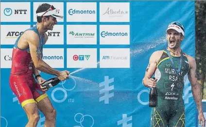  ?? FOTO: AP ?? Cuarta victoria para Mola. El líder del Mundial rociando la cara del sudafrican­o Richard Murray en el podio de Edmonton