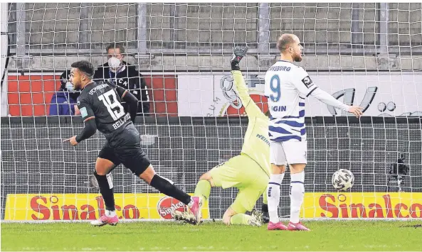  ?? FOTO: FIRO /IBING ?? Der Magdeburge­r Léon Bell Bell besiegelt mit seinem Treffer zum 2:1 die Niederlage des MSV Duisburg. Ahmet Engin und Torwart Leo Weinkauf reklamiere­n vergeblich Abseits.