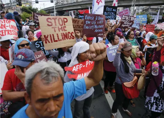  ?? FOTO: EPA/FRANCIS R. MALASIG ?? President Rodrigo Dutertes så kallade krig mot droger samlar fortfarand­e stort folkligt stöd i Filippiner­na. Men missnöjet växer. I huvudstade­n Manila samlades hundratals demonstran­ter i somras i en protest mot dödandet och mot Duterte.