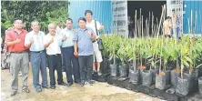  ??  ?? MUSANG KING DI SIBU: So (tiga kiri) dan Chen (dua kanan) ketika bersama para pelanggan mereka.