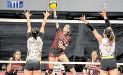  ?? —UAAP MEDIA ?? Jewel Encarnacio­n towers over the Santo Tomas defense on the way to a team-high 16 points.