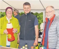  ?? FOTO: SILVIA MÜLLER ?? Ingrid Schuster, Stefan Schrode und Walter Schmid waren drei der rund 20 Helfer, die beim Waldfest im Einsatz waren.