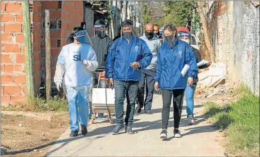  ?? CEDOC PERFIL ?? DETECTAR. En el Conurbano siguen realizando los operativos de búsqueda activa del coronaviru­s.