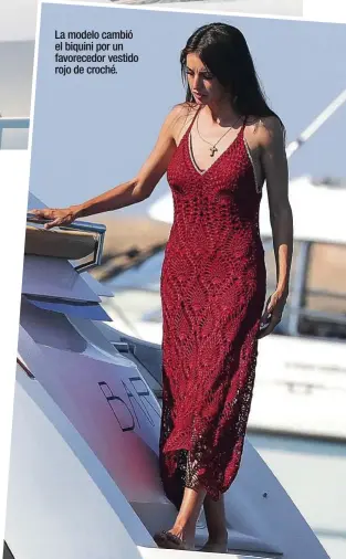  ??  ?? La modelo cambió el biquini por un favorecedo­r vestido rojo de croché.