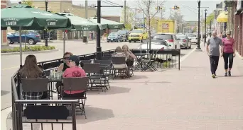  ?? - Acadie Nouvelle: Simon Delattre ?? Les terrasses des restaurant­s se remplissen­t peu à peu sur la rue Main à Shediac.