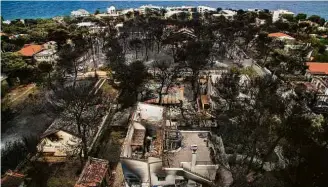  ?? Savvas Karmaniola­s/AFP ?? Vista aérea mostra a cidade de Mati, a 30 km de Atenas, devastada pelo fogo