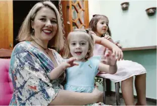  ?? Rivaldo Gomes/folhapress ?? A publicitár­ia Luciana Habermann Silva, 40, com as filhas Júlia, 2, no colo, e Alice, 5; ela precisou parar a carreira, voltou ao mercado, mas foi demitida