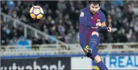  ?? FOTO: AP ?? Messi, en el momento de lanzar la falta que convirtió en el 2-4. Lleva 17 goles en Liga