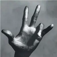  ??  ?? Das ist sie, die Hand von Miles Davis. Fotografie­rt hat sie Irving Penn 1949.