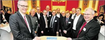  ?? BILD: JA.I.A RAH. ?? Beim .eujahrsemp­fang (von links): DLR-2orstandsm­itglied und Referent Karsten Lemmer, Ubbo de Witt, Frank Reiners, Stephan Barth, Thorsten Janßen, Thorsten Wieting, Burkhard Meiners, Ulrich Scheele, Jürgen Meister, Till Luhmann, 8ldenburgs...