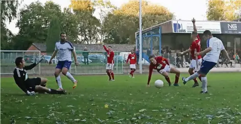  ?? RP-FOTO: NIPKO ?? Zwei Aktivposte­n im Spiel der Schafhause­ner: Gegen Kapitän Sebastian Kranz (2.v.l.) und Goalgetter Kevin Busch (r.) – hier beim 2:1 – fand die Hintermann­schaft von Germania Teveren kein Rezept. Busch traf gestern Abend viermal, Kranz erzielte ein Tor...