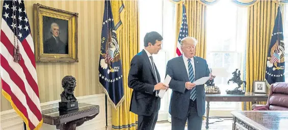  ?? AP ?? Conflicto de intereses. Seis de cada diez desaprueba­n la llegada a la Casa Blanca de Ivanka Trump y Jared Kushner, en la imagen con Trump.